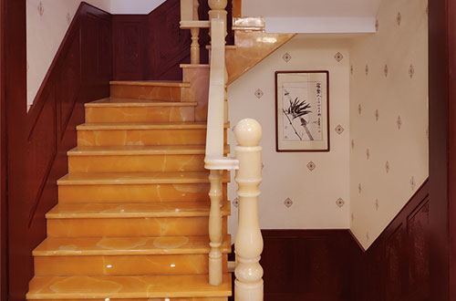 德格中式别墅室内汉白玉石楼梯的定制安装装饰效果